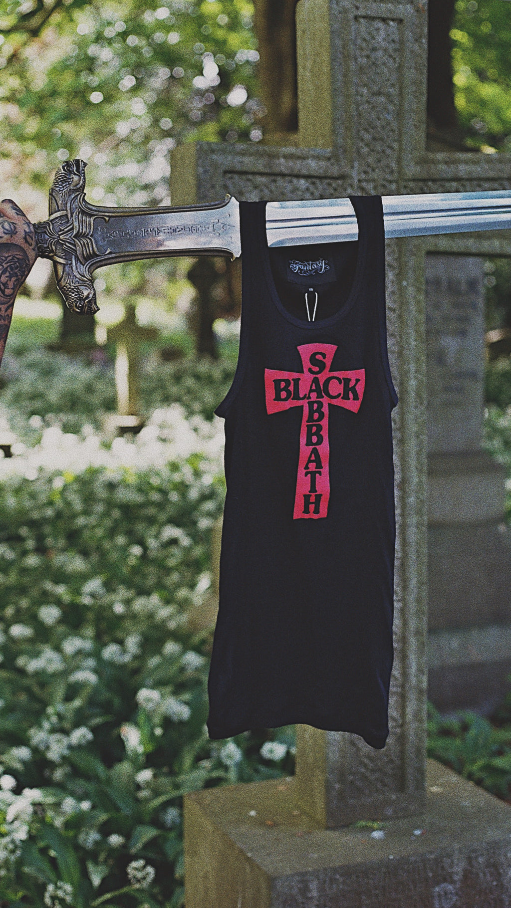 BLACK HEADLESS CROSS - RED PRINT RIBBED THERMAL VEST